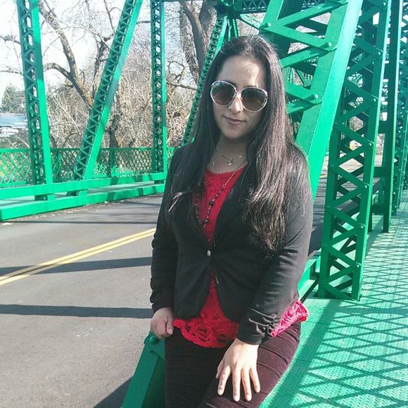 Meet your Posher, Claudia - Picture 1 of 1